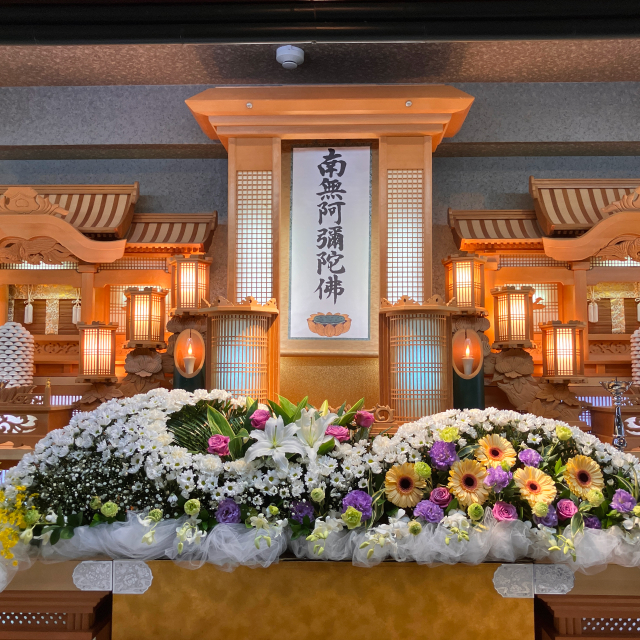 吹田市の葬儀社である家族葬みかづきの一日葬プランの祭壇写真