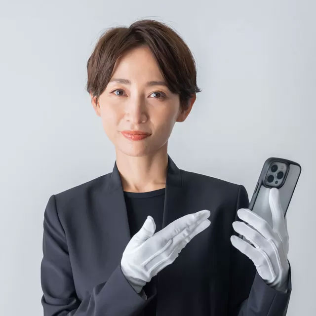 電話対応の女性