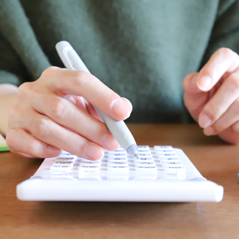 費用計算をしている写真