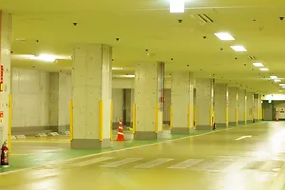 箕面市立聖苑の地下駐車場