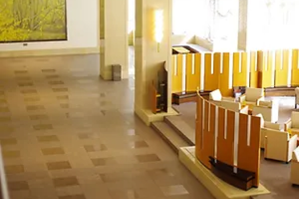 箕面市立聖苑の待合ロビー