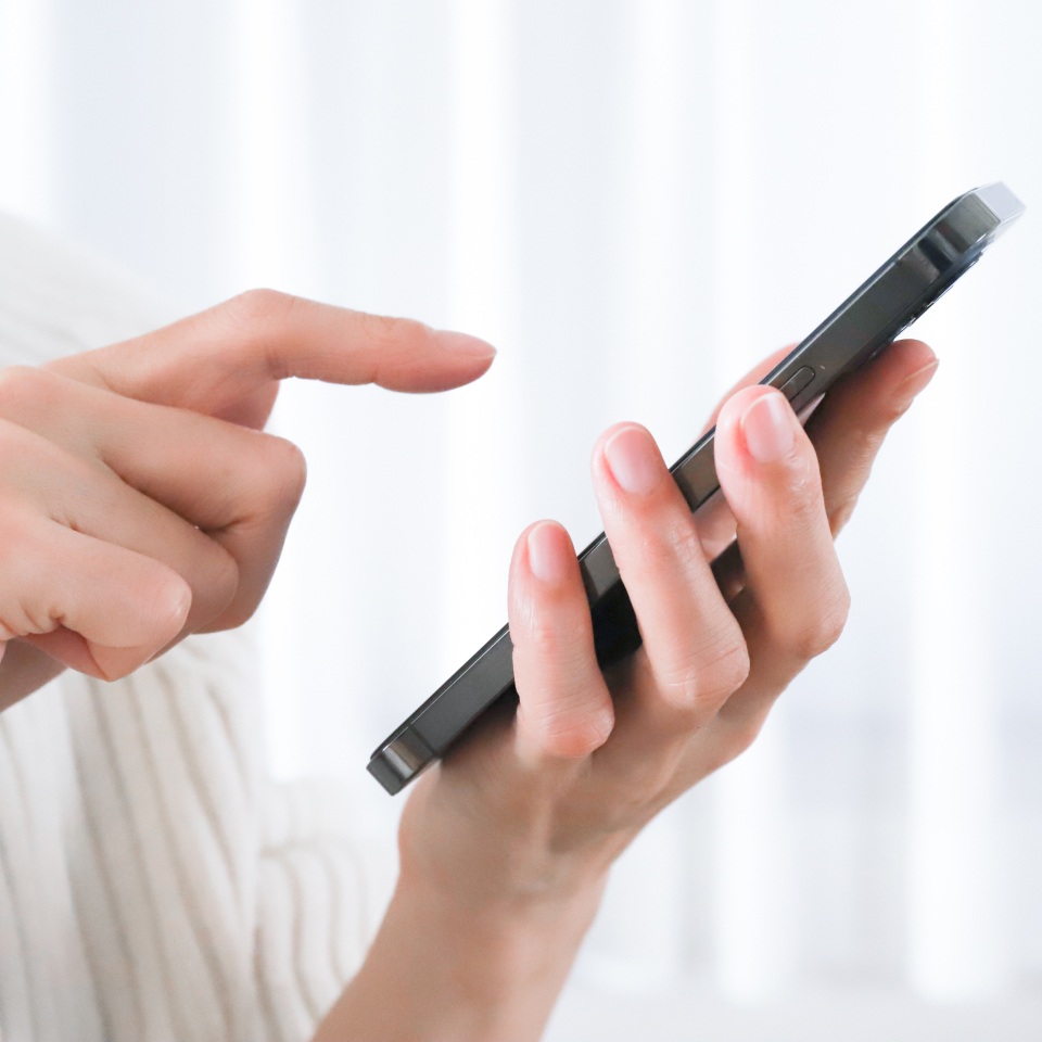 吹田市の葬儀社である家族葬みかづきに電話をかける様子