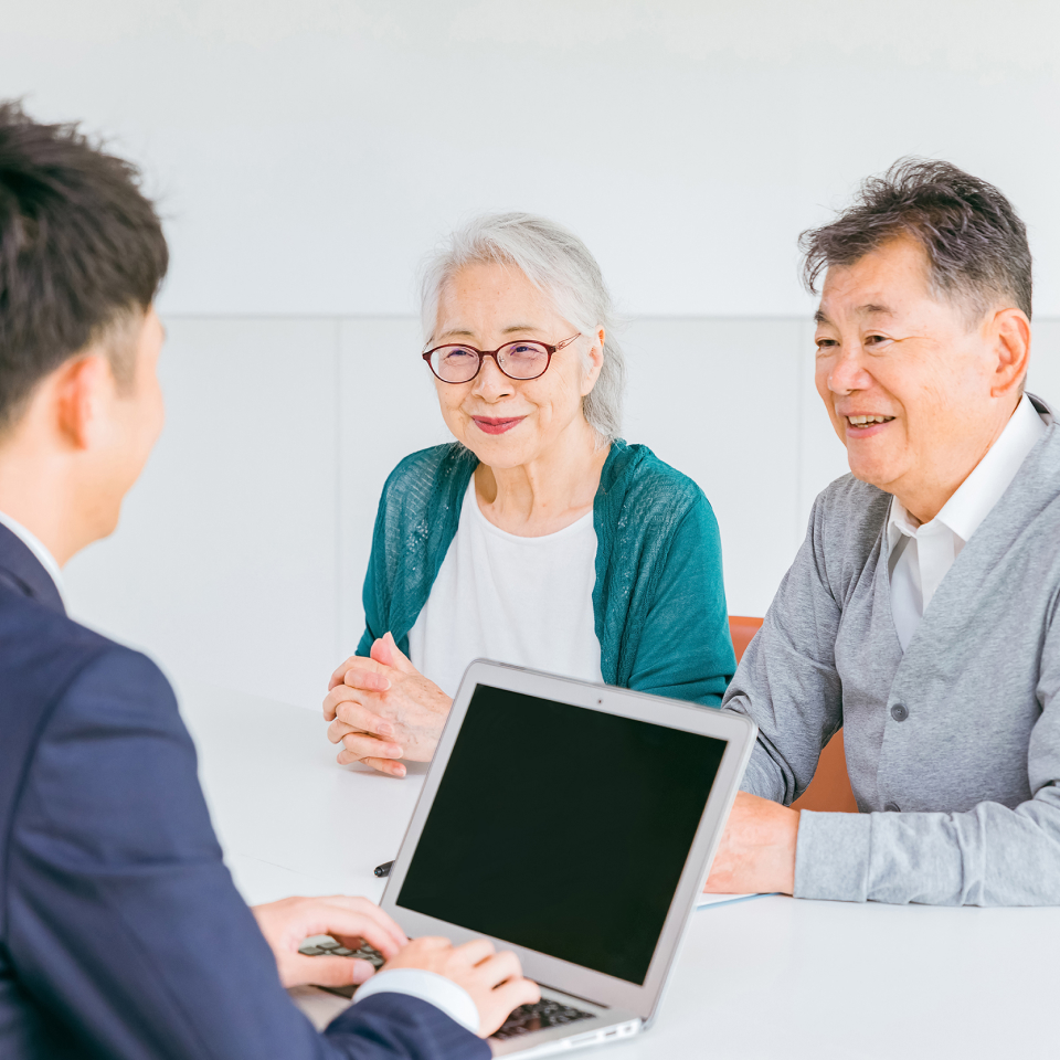 吹田市の葬儀社である家族葬みかづきのスタッフとお客様が打ち合わせしている様子