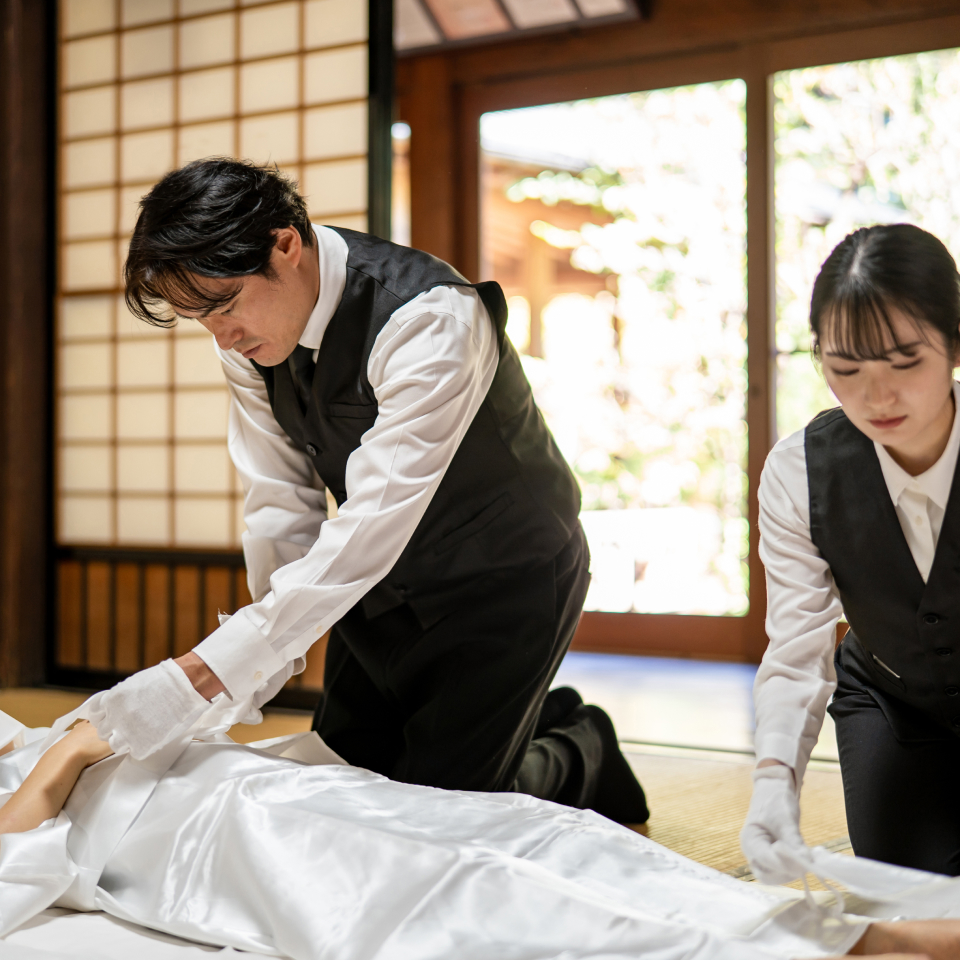 吹田市の葬儀社である家族葬みかづきのスタッフが安置している様子