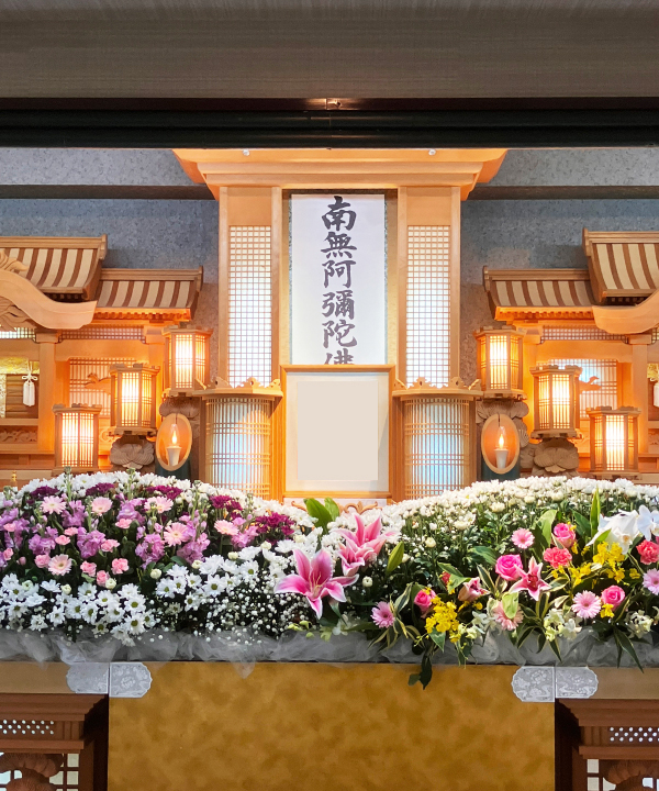 吹田市の葬儀社である家族葬みかづきの家族葬プランの祭壇写真