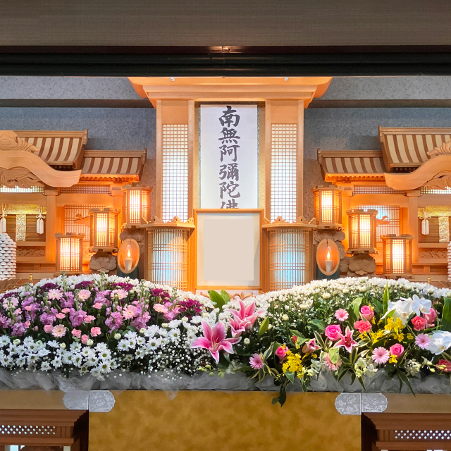 吹田市の葬儀社である家族葬みかづきの家族葬プランの祭壇写真