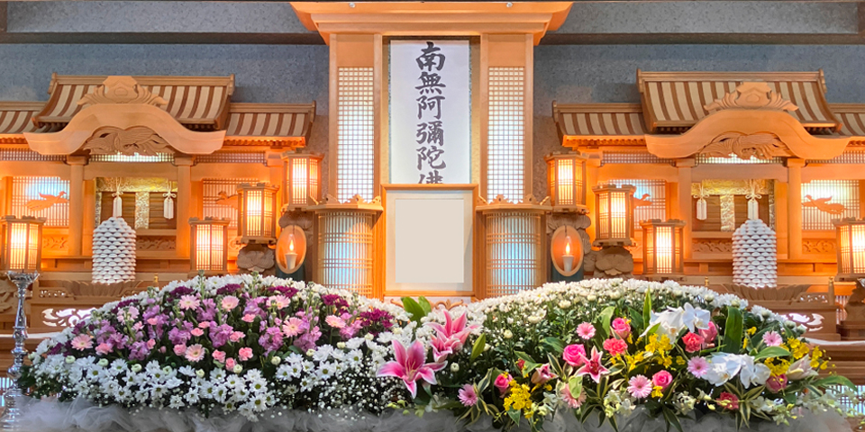 吹田市の葬儀社である家族葬みかづきの家族葬プランの祭壇写真