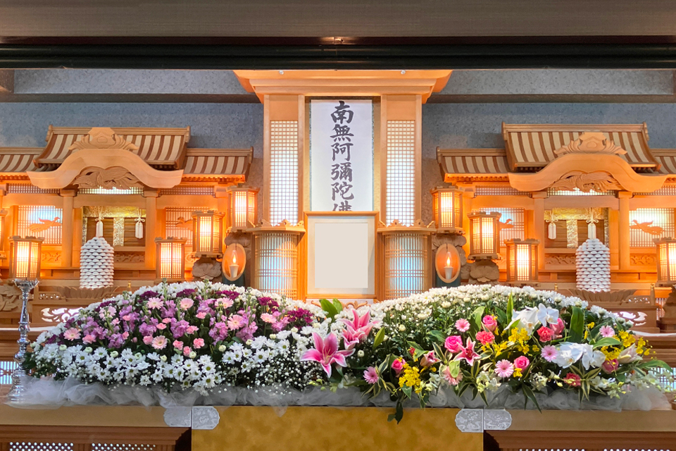 吹田市の葬儀社である家族葬みかづきの家族葬プランの祭壇写真