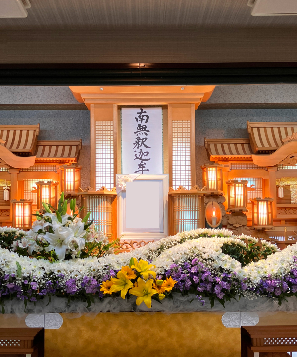 吹田市の葬儀社である家族葬みかづきの一般葬プランの祭壇写真