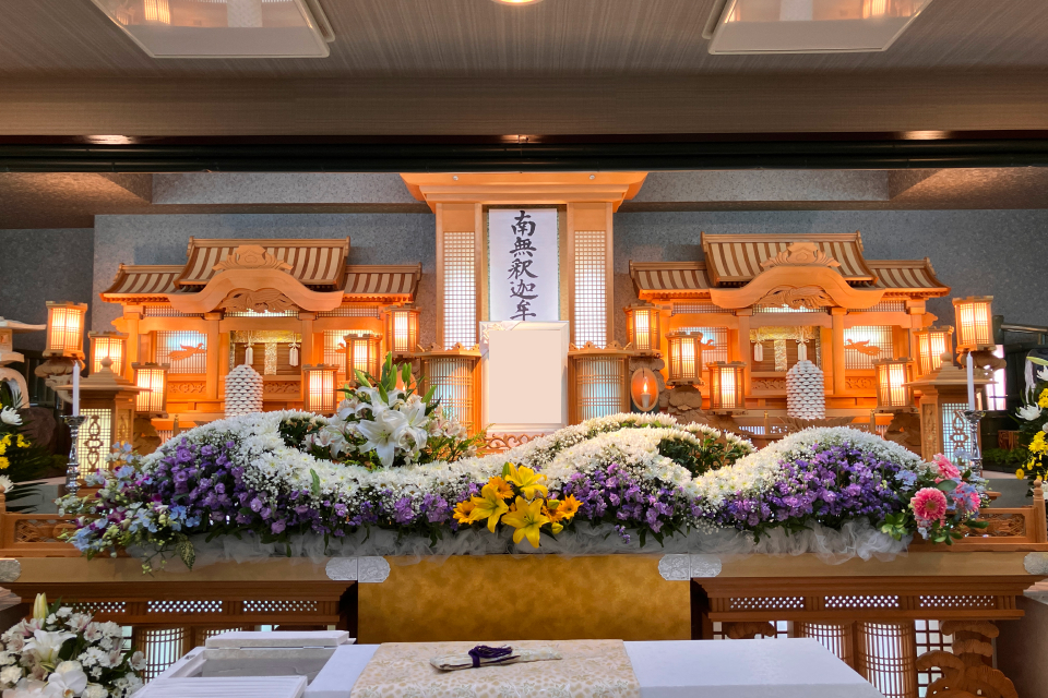 吹田市の葬儀社である家族葬みかづきの一般葬プランの祭壇写真