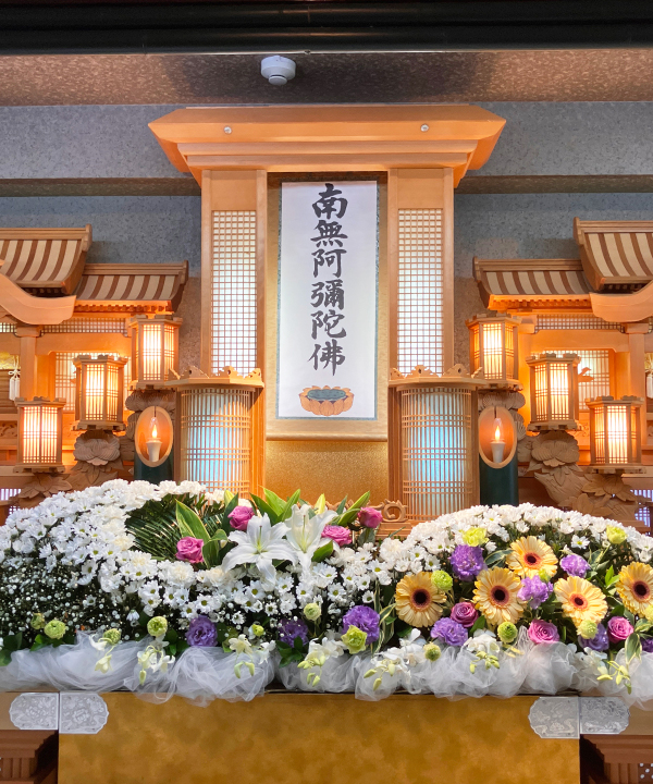 吹田市の葬儀社である家族葬みかづきの一日葬プランの祭壇写真