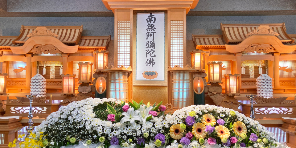 吹田市の葬儀社である家族葬みかづきの一日葬プランの祭壇写真