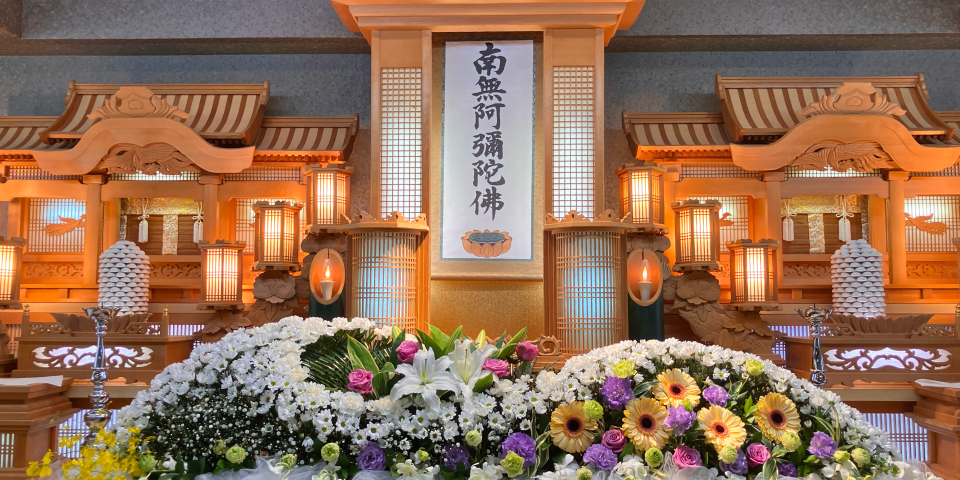 吹田市の葬儀社である家族葬みかづきの一般葬プランの祭壇写真