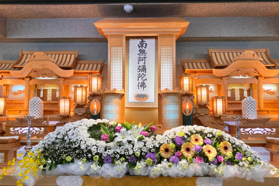 吹田市の葬儀社である家族葬みかづきの一日葬プランの祭壇写真